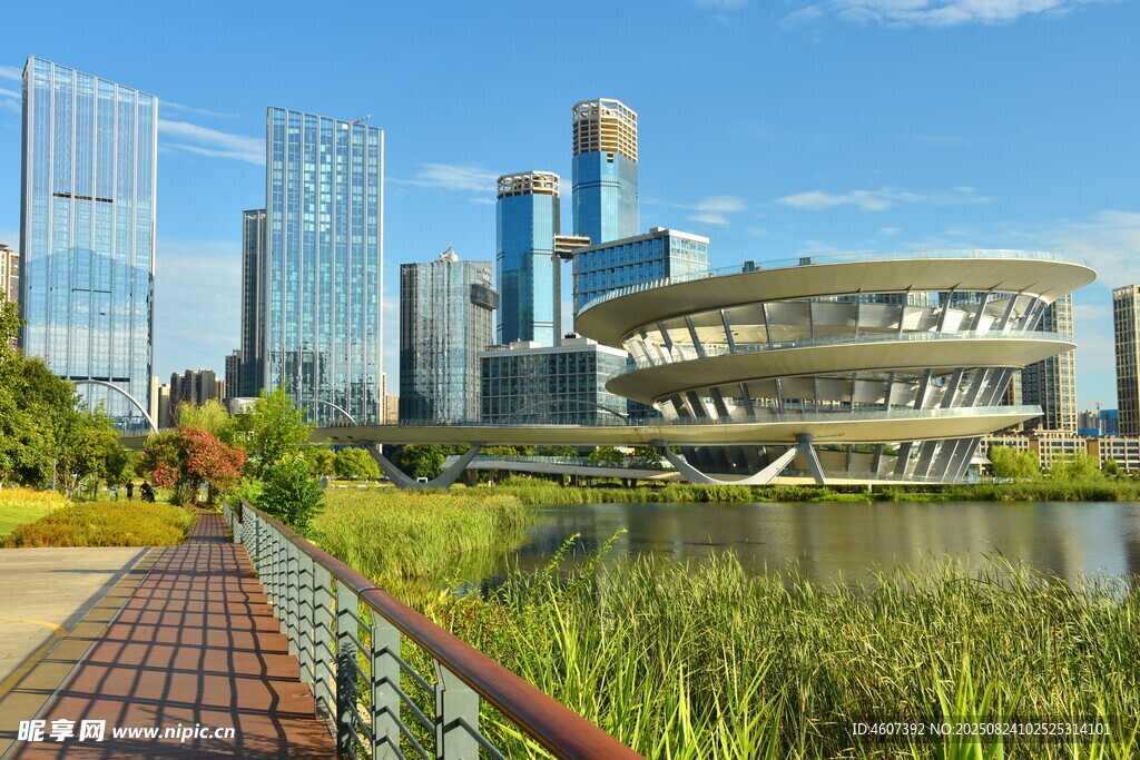 城市河畔的現(xiàn)代建筑景觀