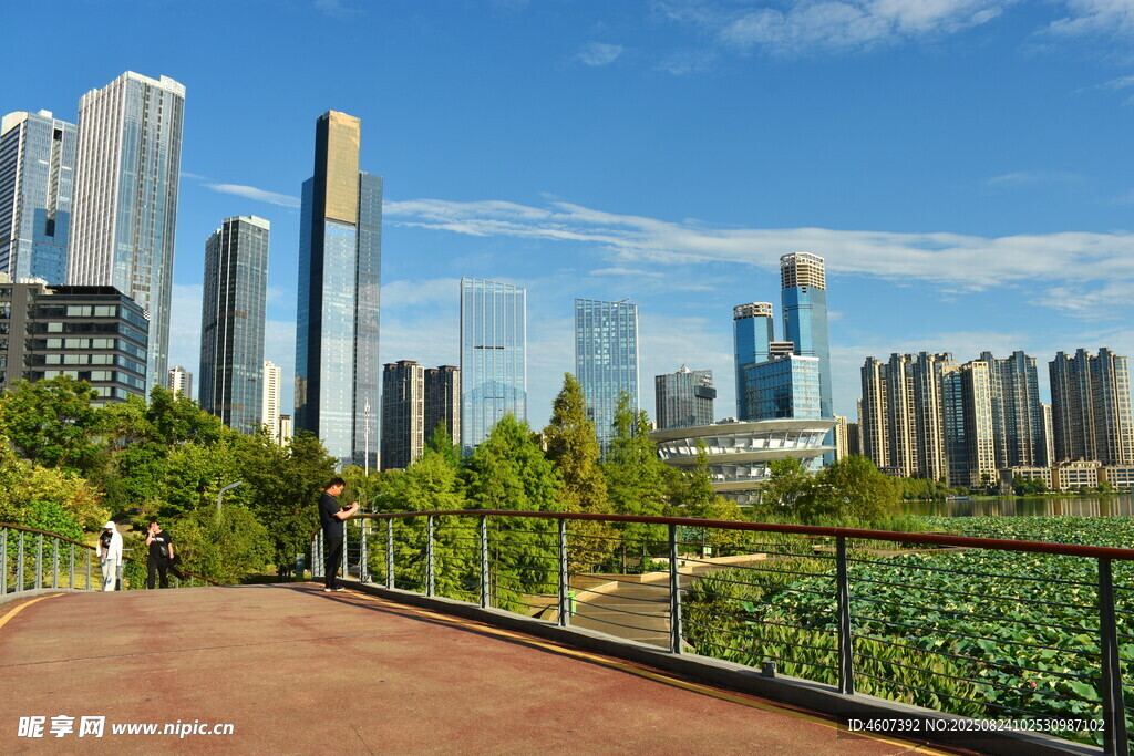 城市河畔步道與摩天大樓