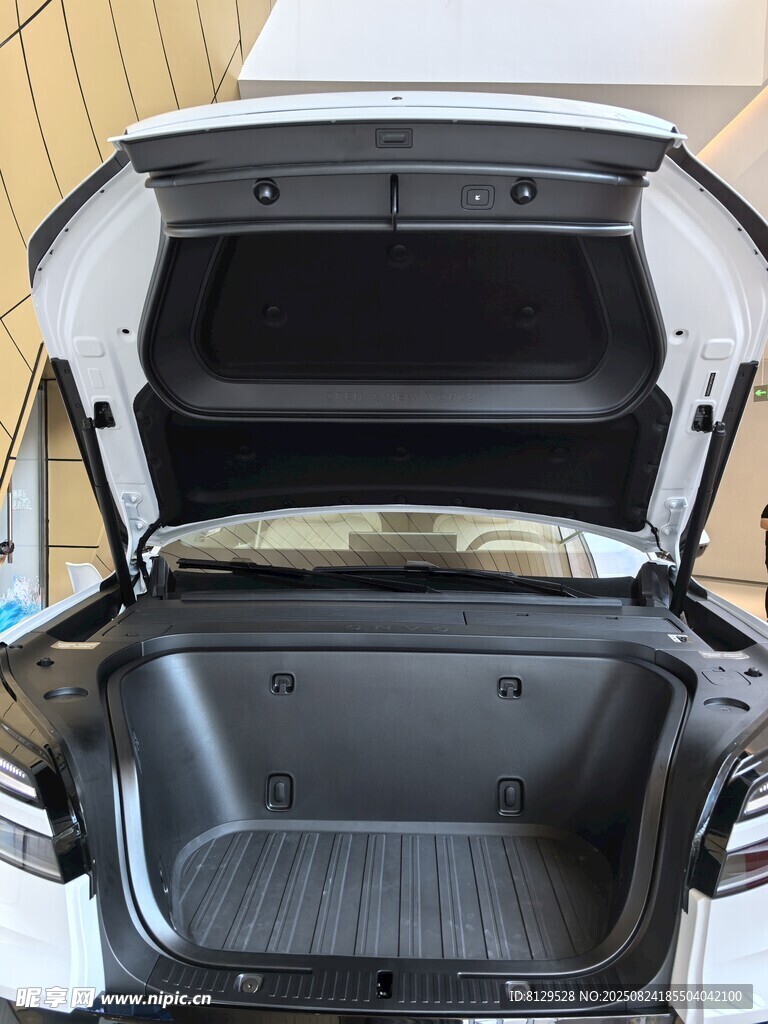 汽車(chē)后備箱寬敞空間展示