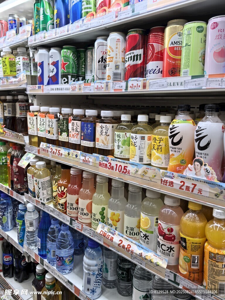 超市貨架上琳瑯滿目的飲料