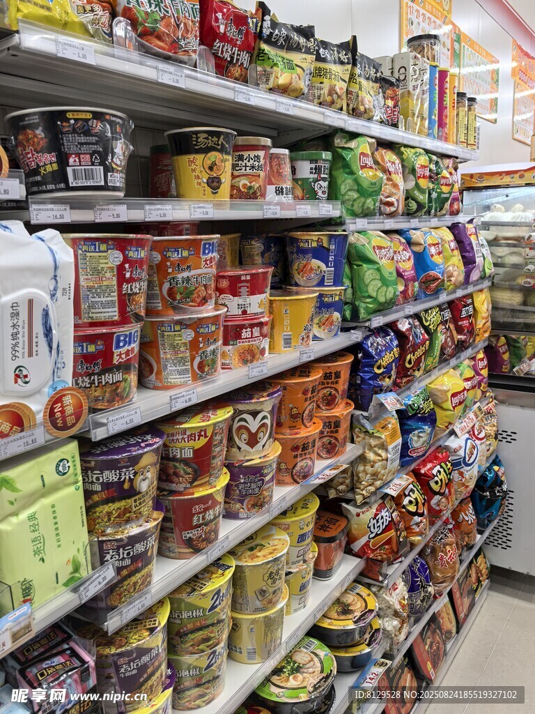 超市貨架上琳瑯滿目的食品