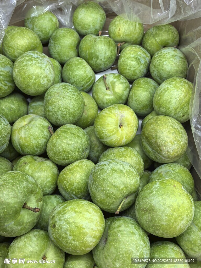 新鮮青皮無花果堆放在一起