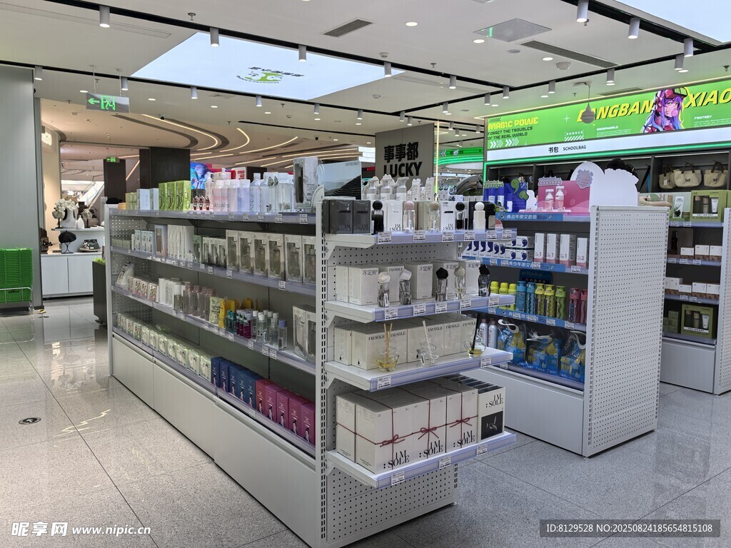 超市內(nèi)的護膚品貨架陳列