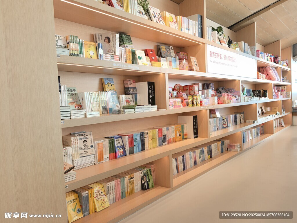 溫馨書店內(nèi)的書架陳列