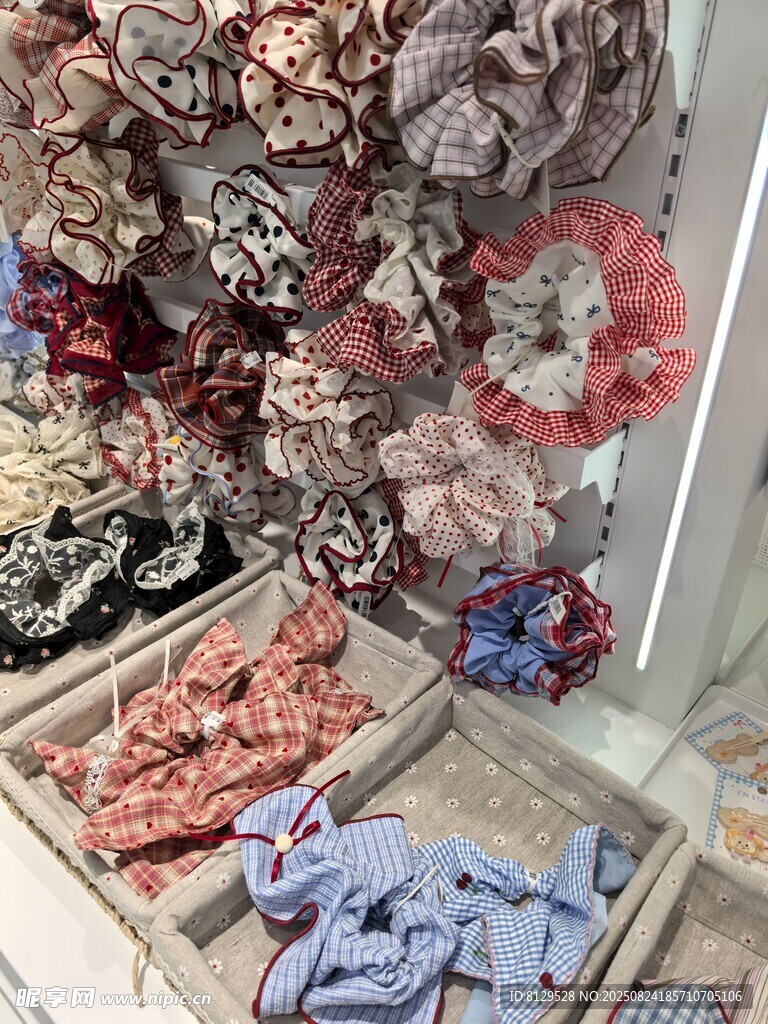 多彩布料堆放在一起展示