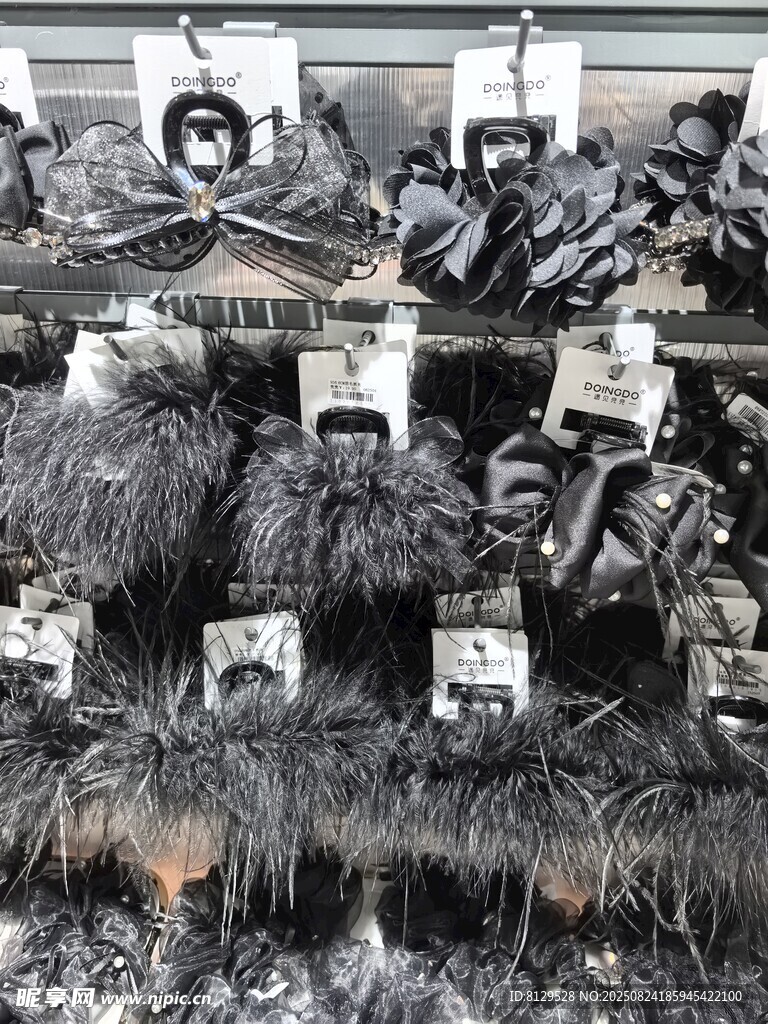 復(fù)古羽毛裝飾與人物展示