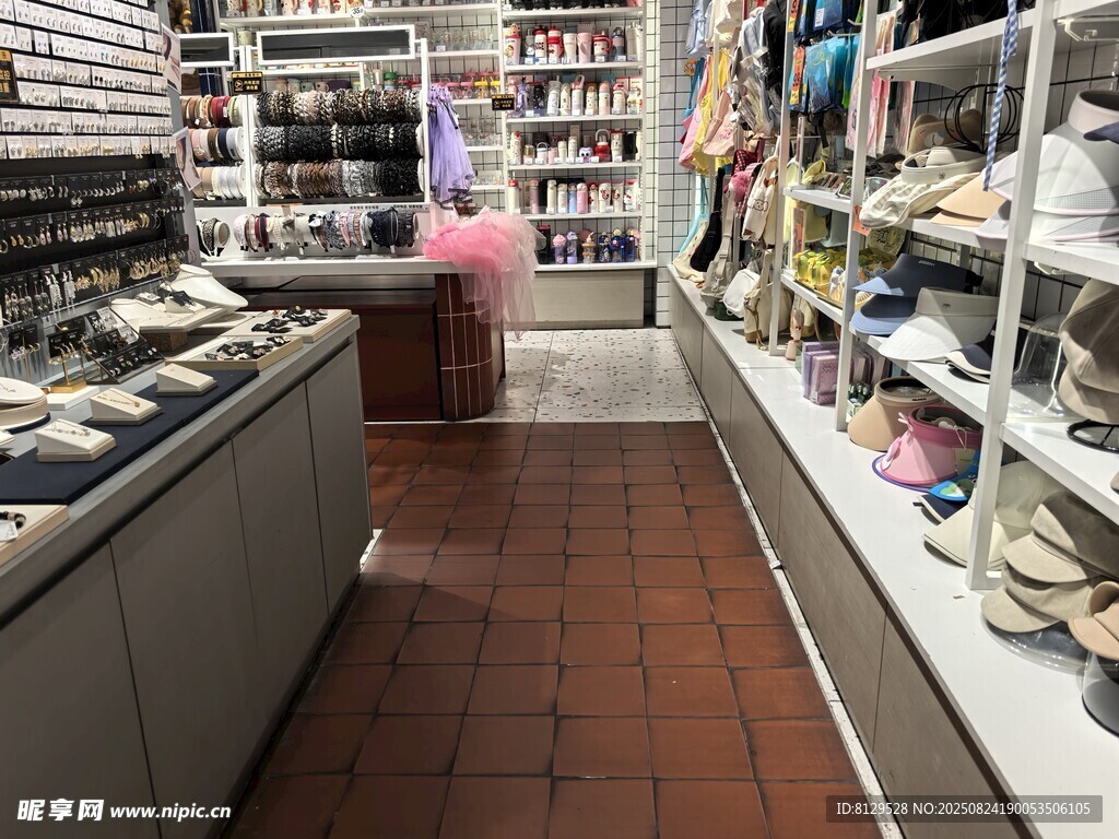 琳瑯滿目的飾品店內(nèi)部