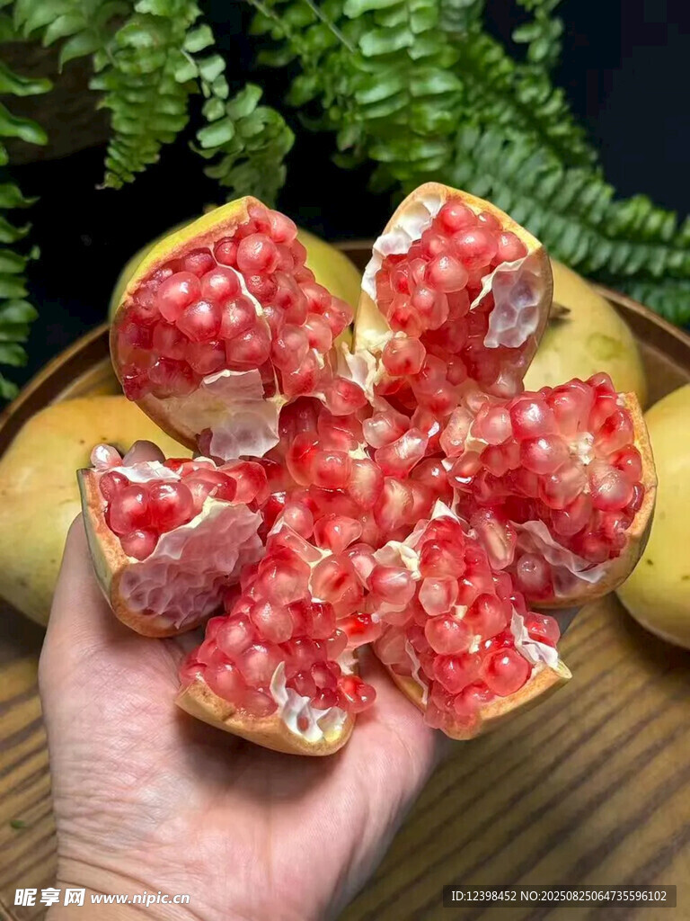 手捧多汁飽滿的新鮮石榴