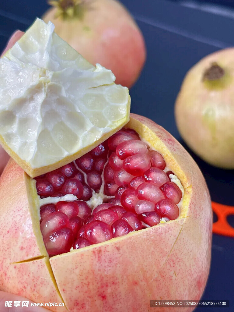剝開(kāi)的紅石榴展現(xiàn)飽滿(mǎn)果粒
