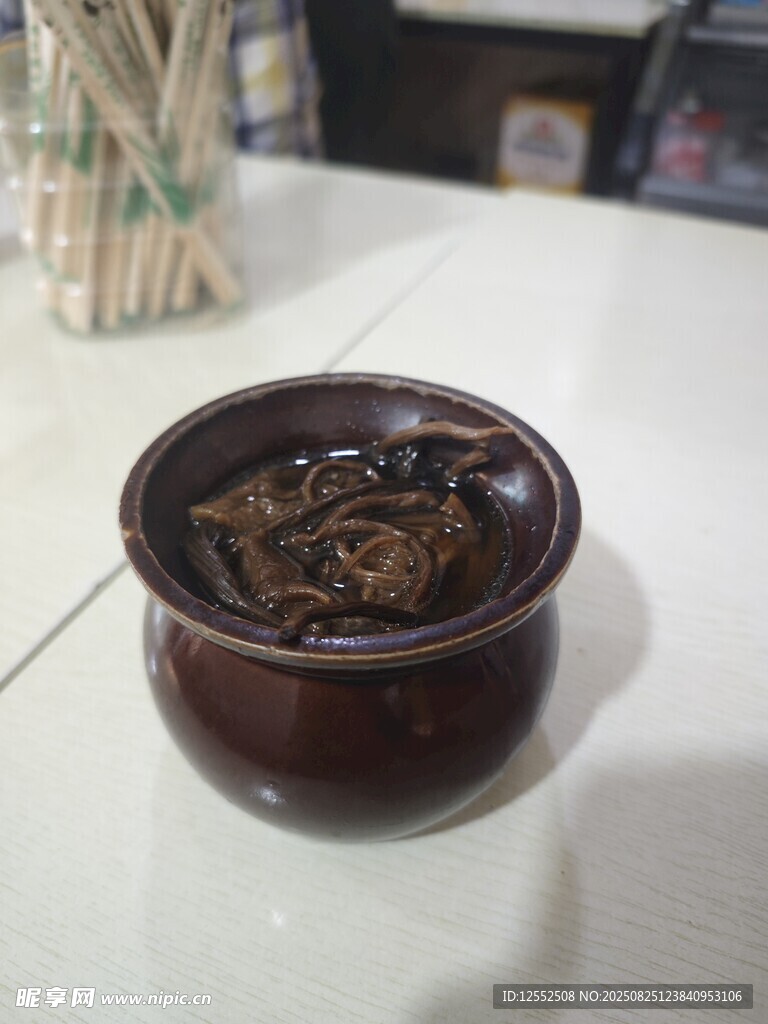 古樸陶碗中的深色食物