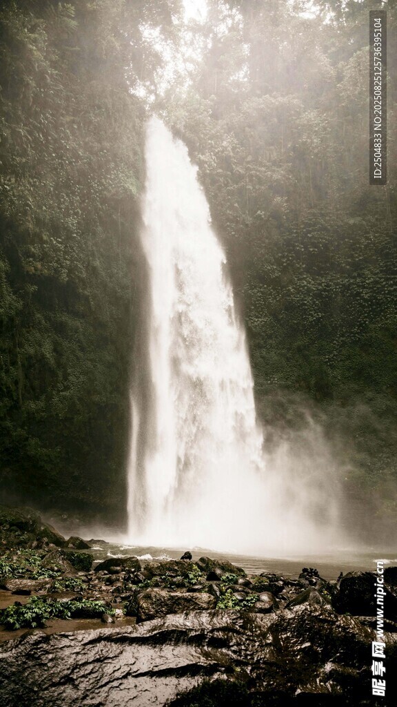 壯觀瀑布 水霧彌漫山林