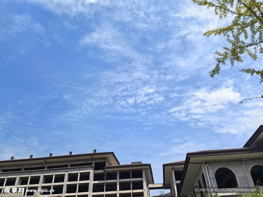 藍(lán)天白云下的建筑屋頂景觀