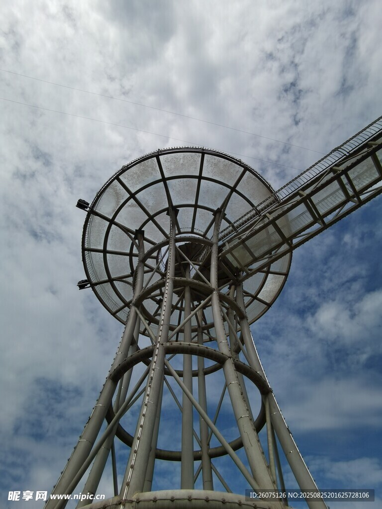 高聳圓形景觀臺結構