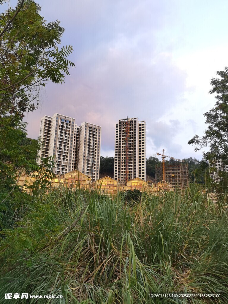 城市邊緣的自然與建筑景觀