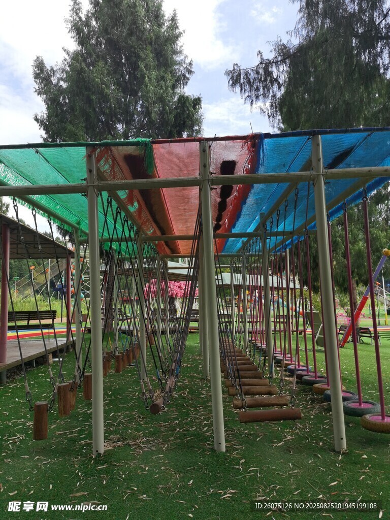 戶外多彩兒童游樂設(shè)施