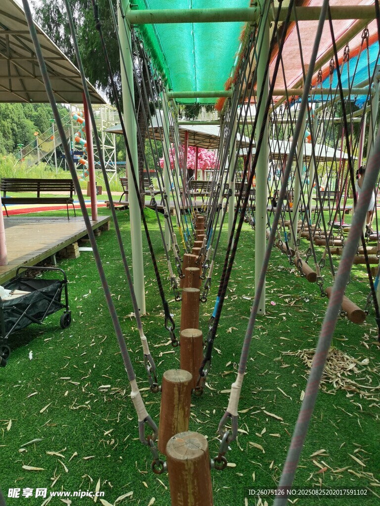 戶外木質(zhì)平衡木樁游樂設施