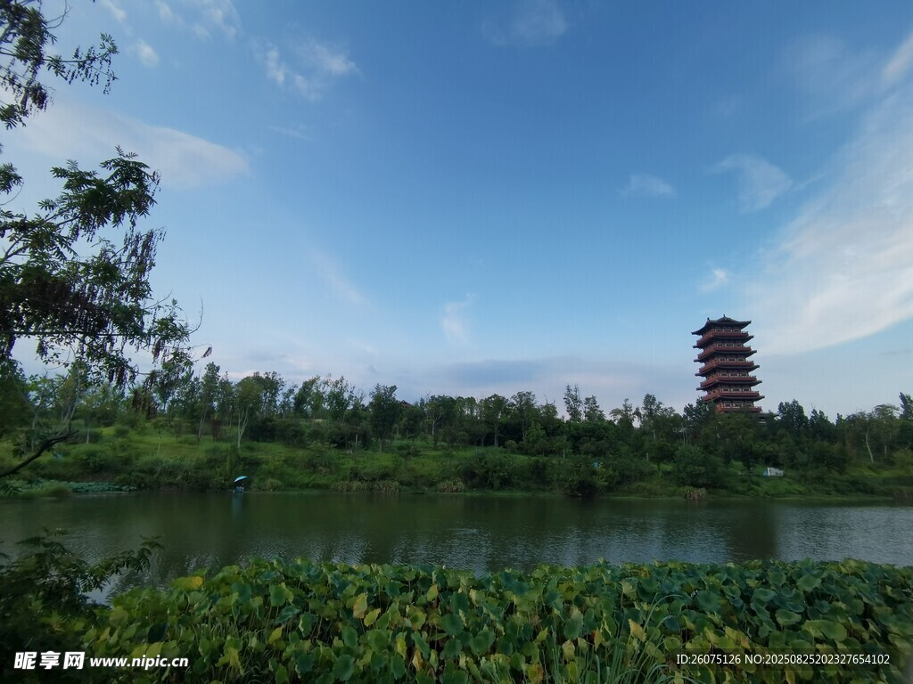 湖畔古塔風(fēng)景如畫
