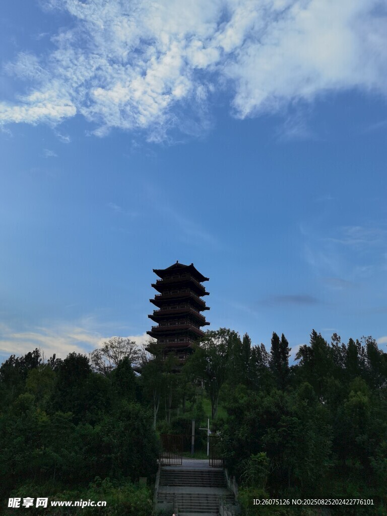 山林中的古樸寶塔