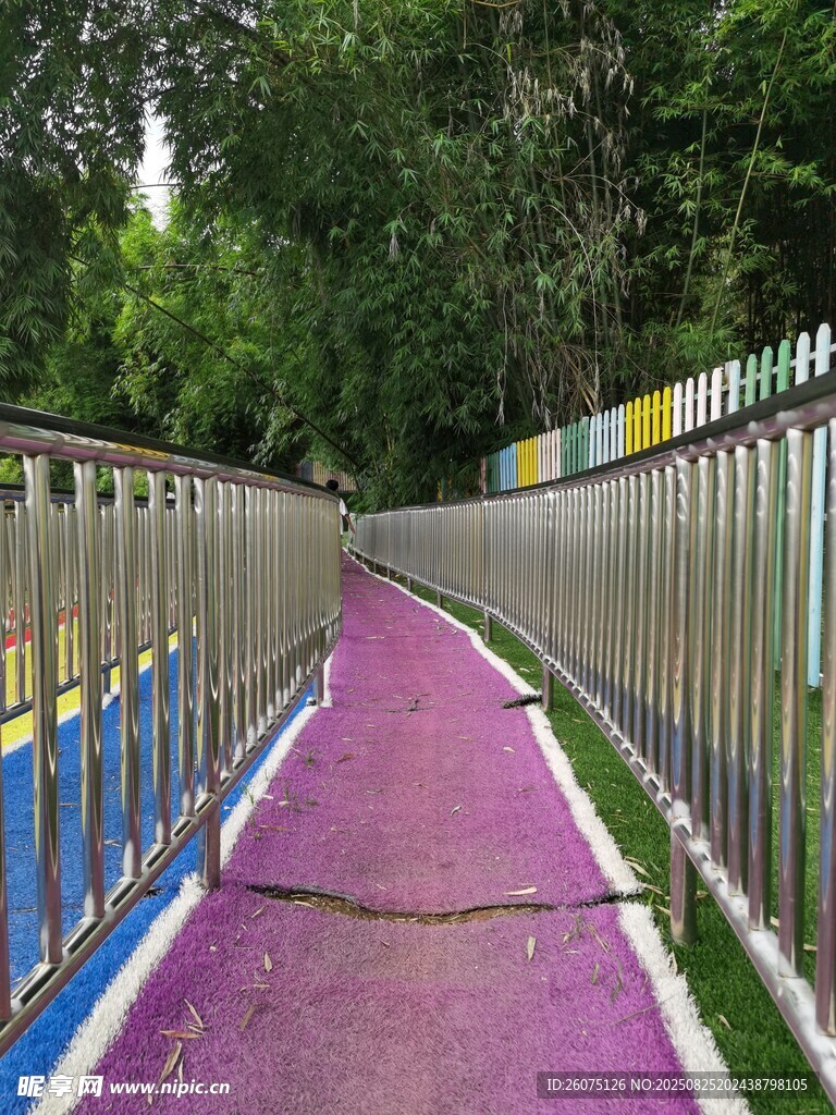 彩色步道穿梭于綠樹圍欄間