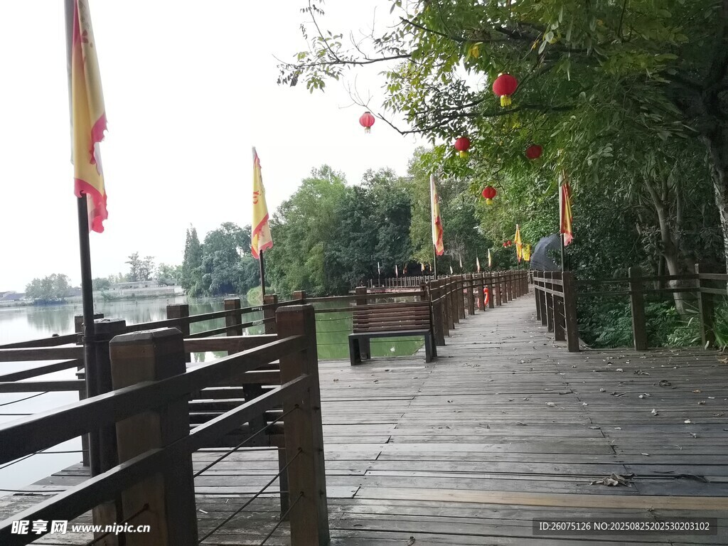 湖畔木質(zhì)棧道風(fēng)景