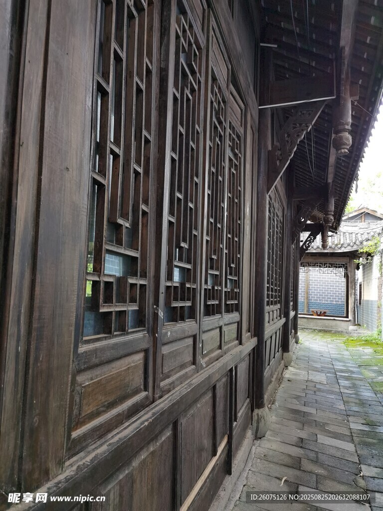 古舊木質(zhì)長廊中式建筑