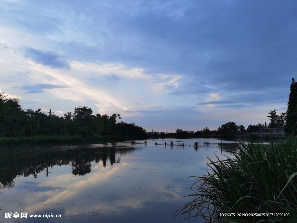 湖畔黃昏水面倒影與天際線美景