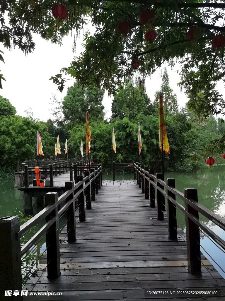 湖畔木棧道自然好風(fēng)光