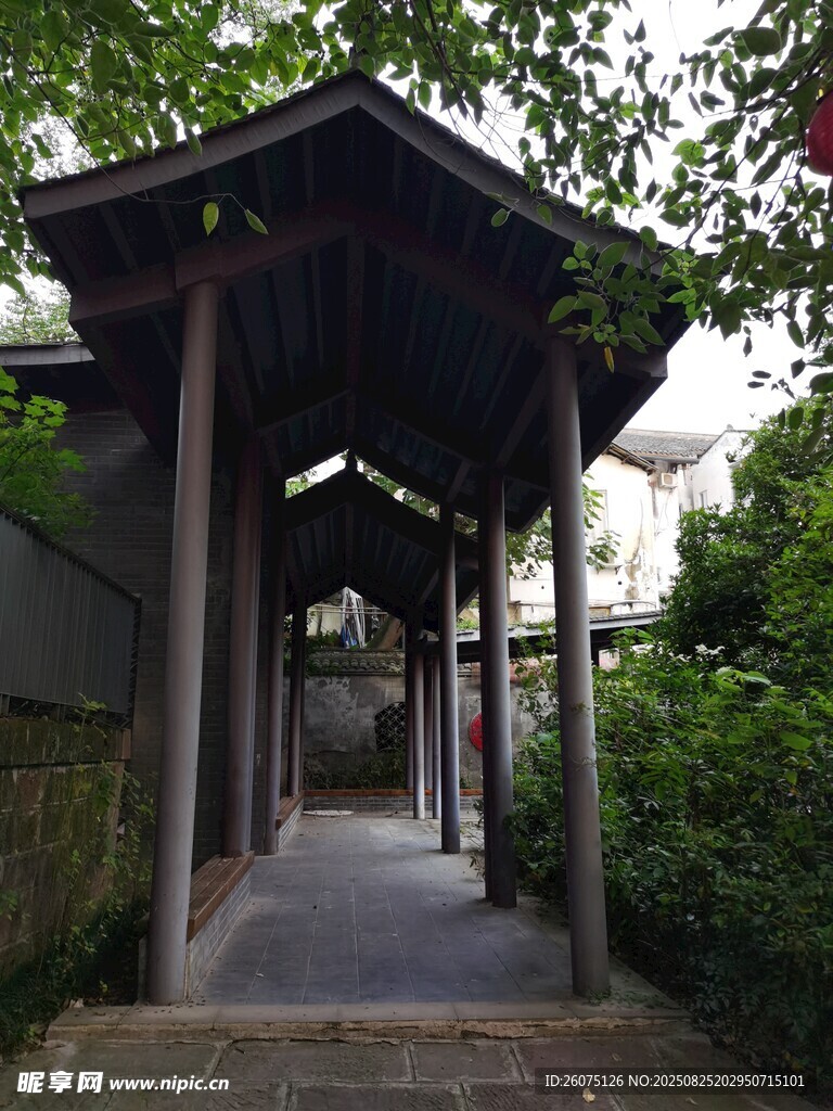 中式長廊靜謐庭院景致