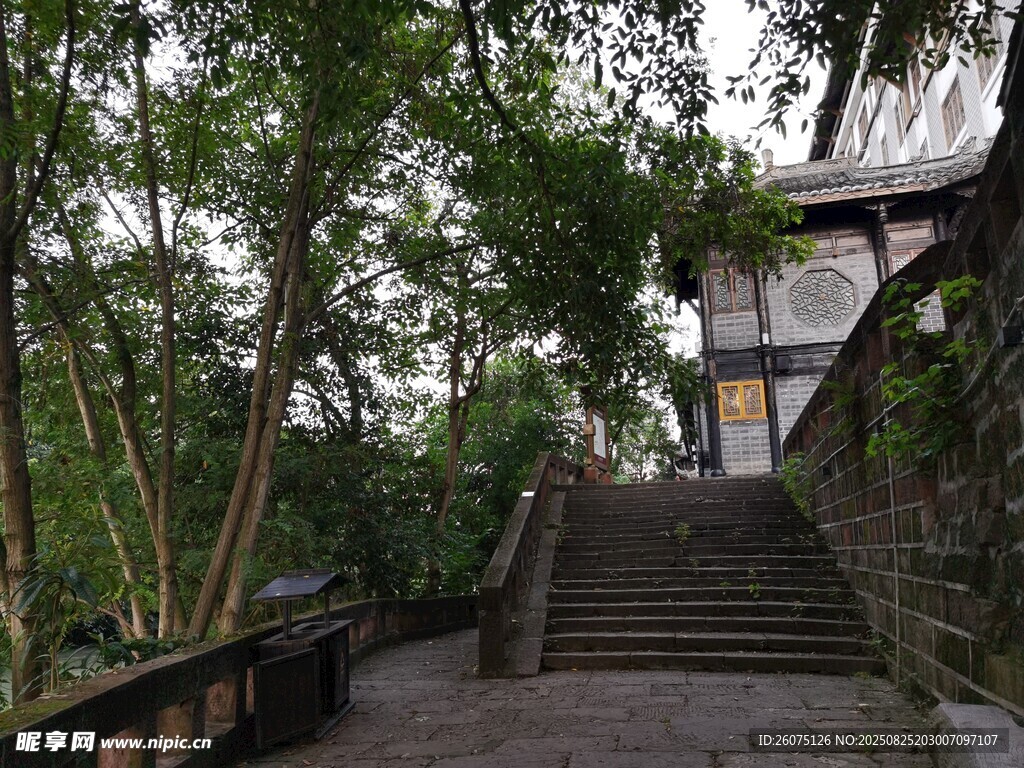 古建旁幽靜石階小道