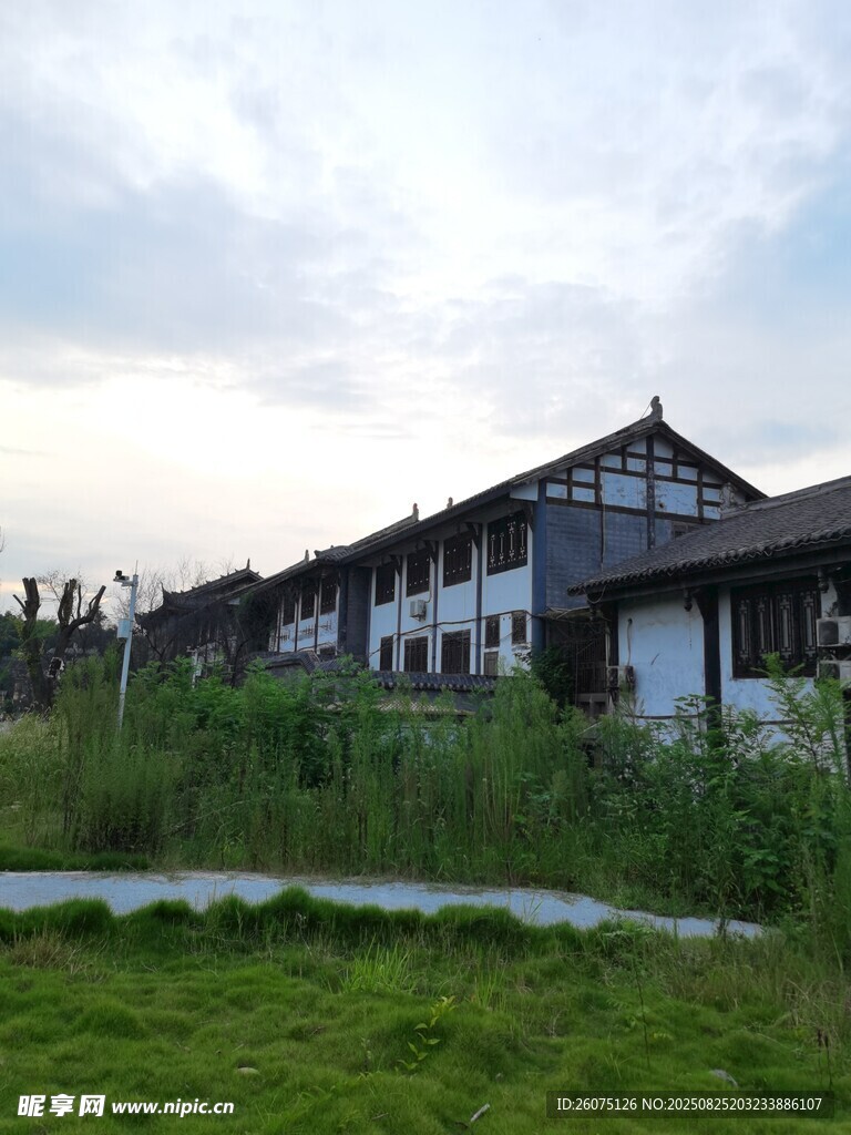 中式建筑群與周邊綠地景觀