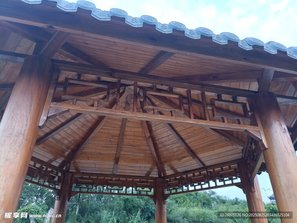 中式木質(zhì)涼亭特寫古樸雅致