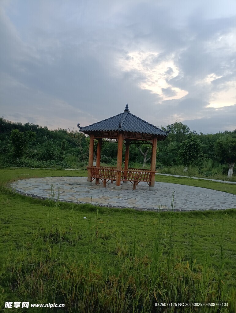 草地中的古樸涼亭