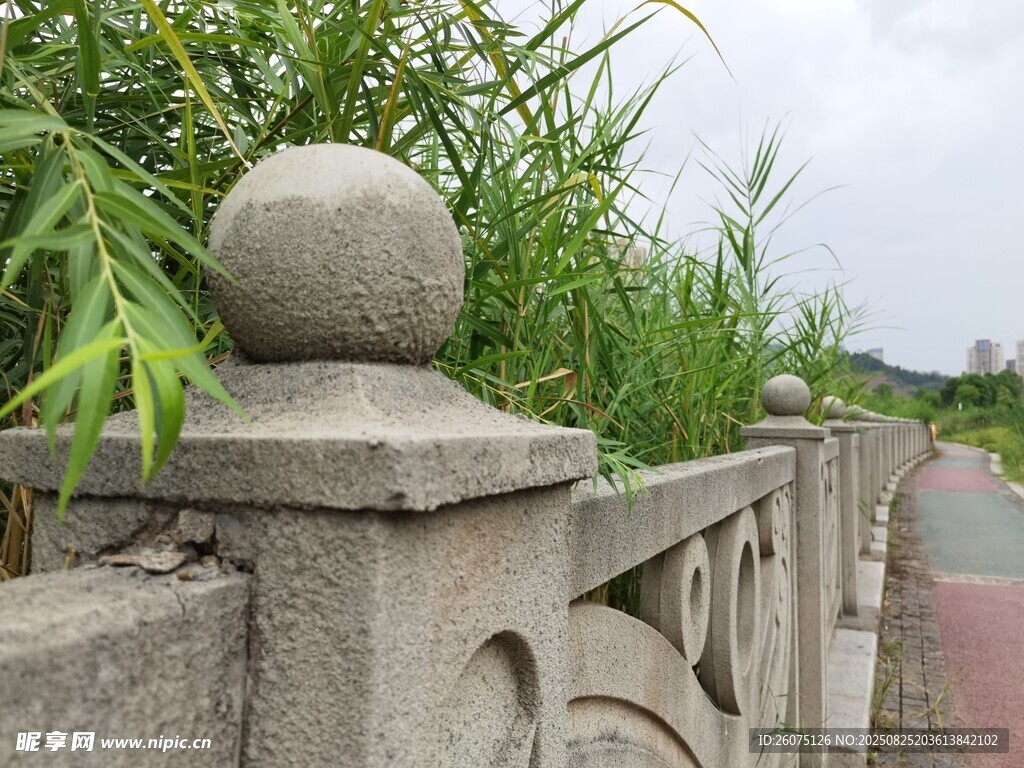 石制護(hù)欄旁的綠植景觀