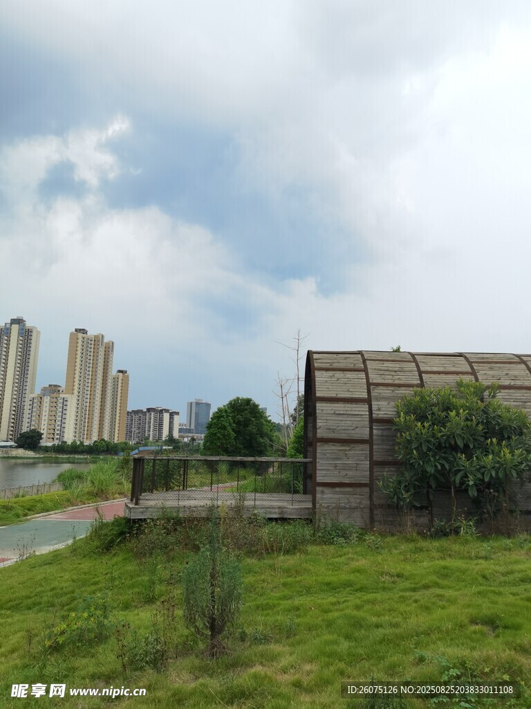 城郊草地旁的小屋與高樓
