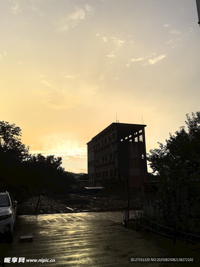 黃昏下的建筑與濕滑道路