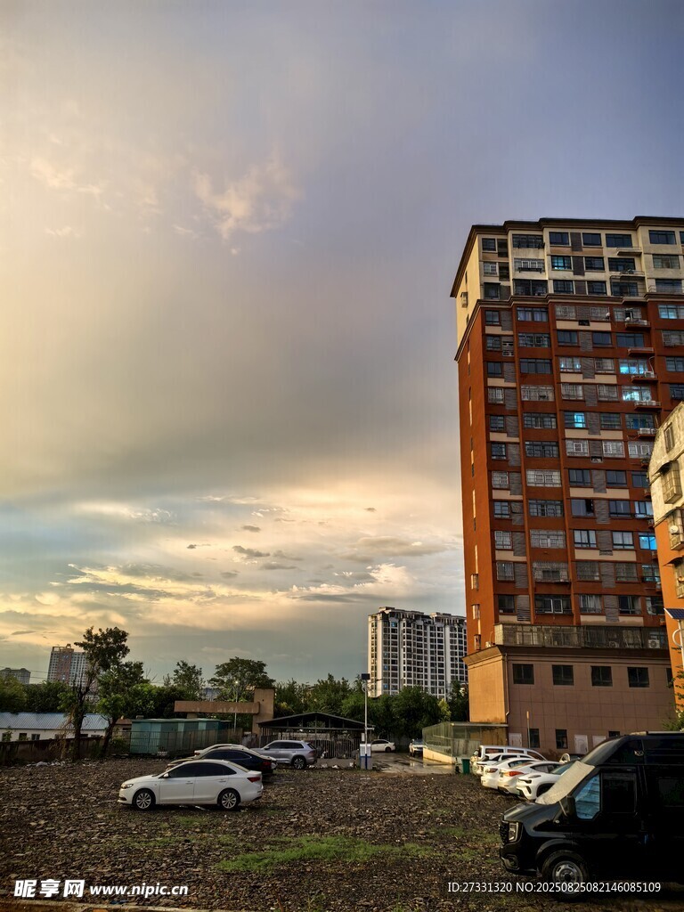 夕陽下的城市建筑與空地