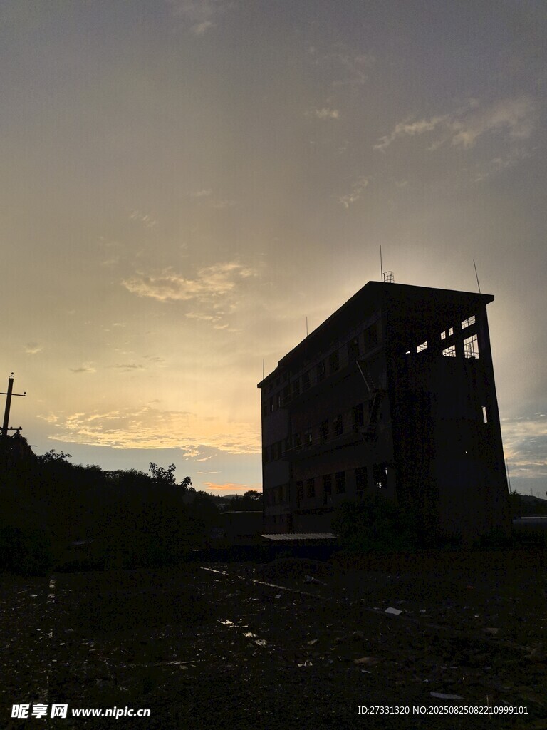 黃昏下的廢棄建筑