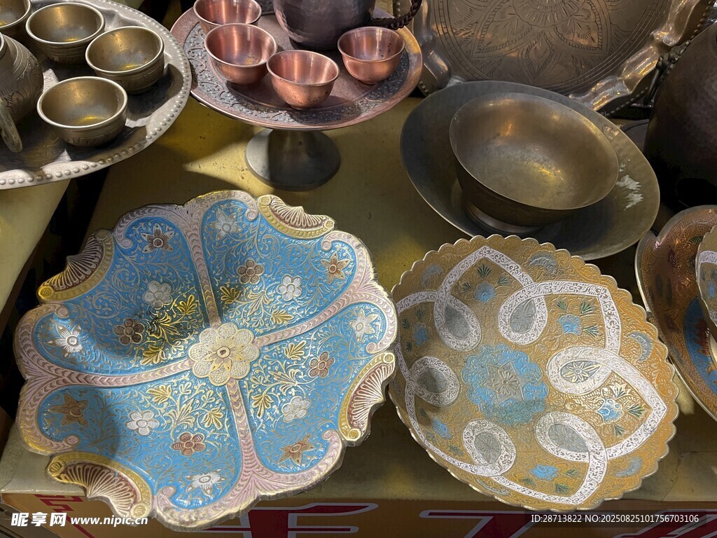 精美復(fù)古陶瓷餐具展示