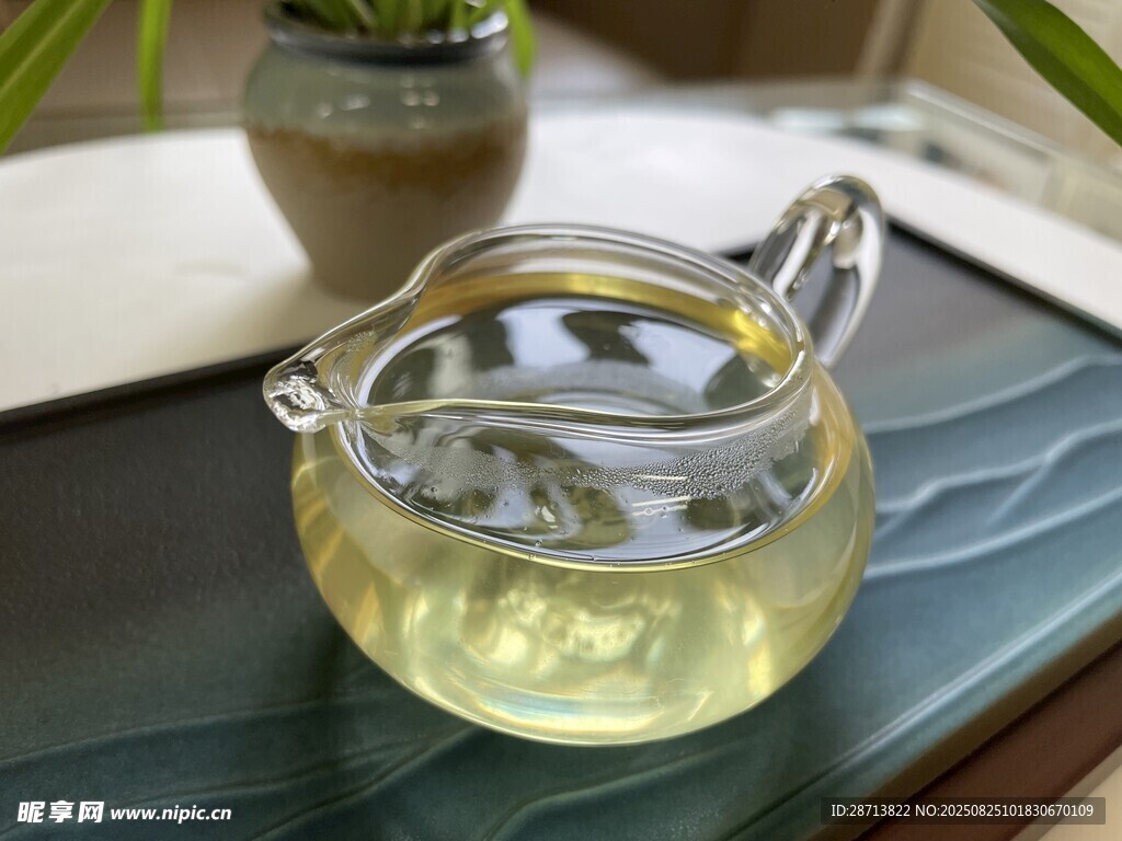 玻璃茶壺中盛著淡黃色茶湯