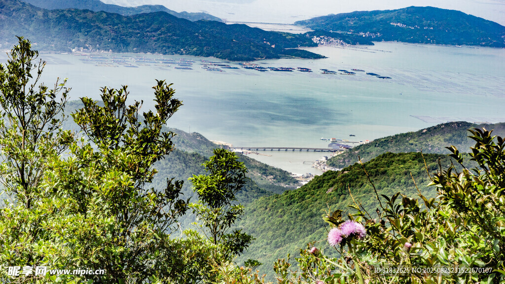 山間眺望遼闊湖海美景