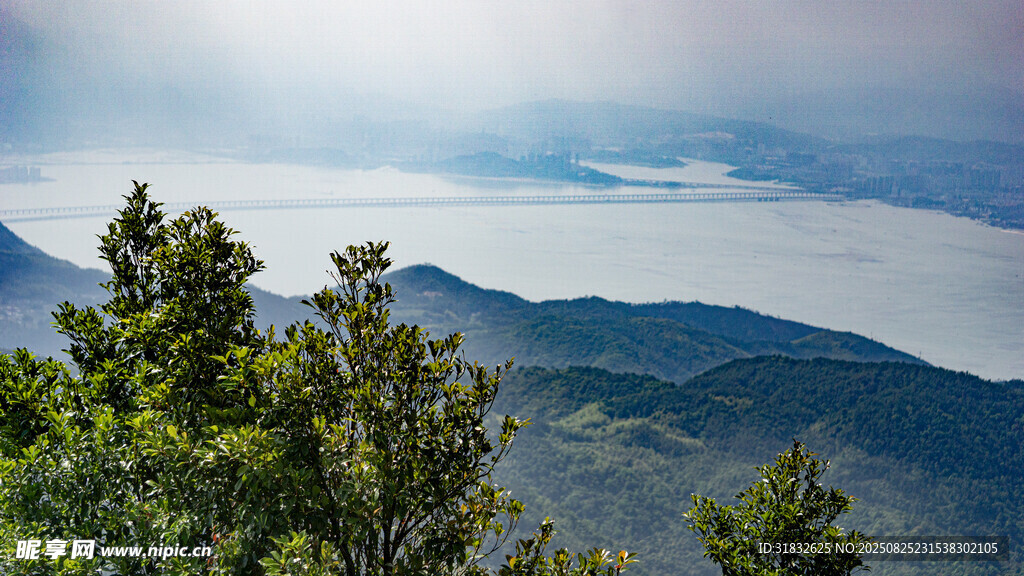 山巔遠(yuǎn)眺湖景風(fēng)光