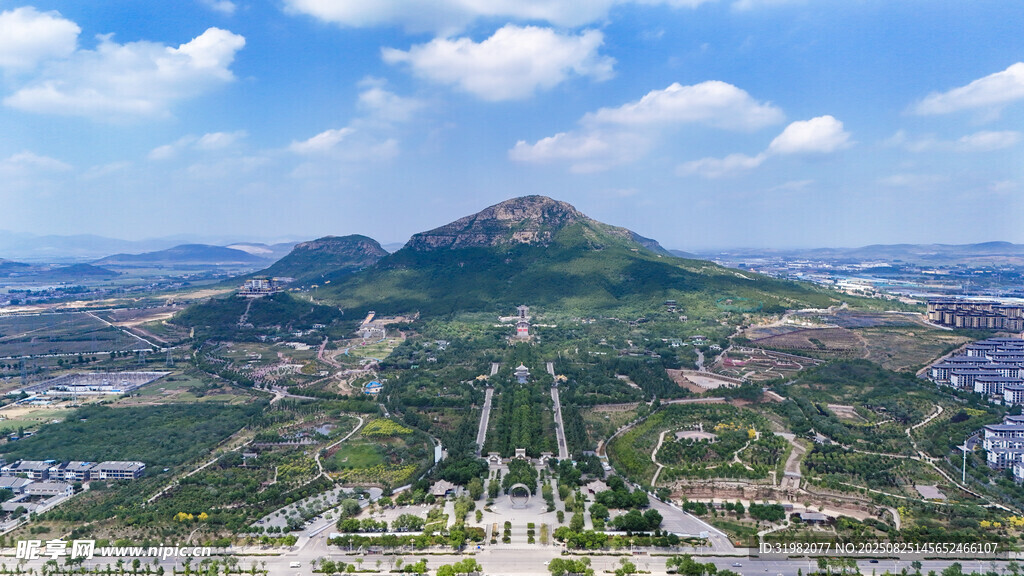 城市與山巒的壯美景觀