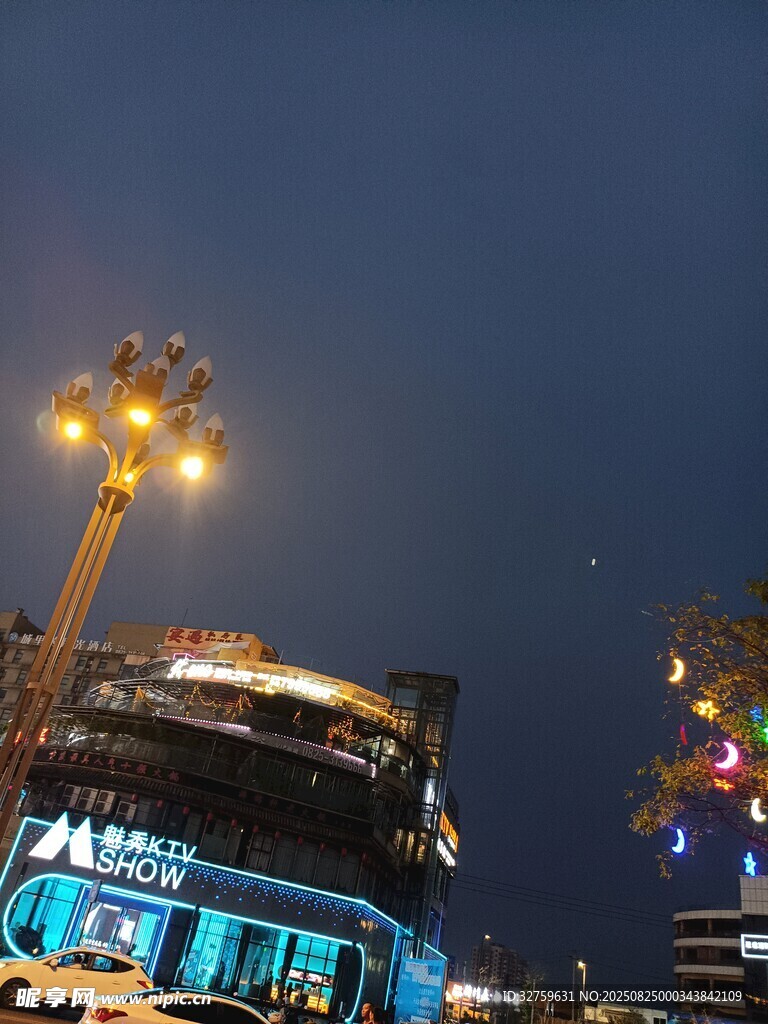 夜幕下的城市建筑景觀