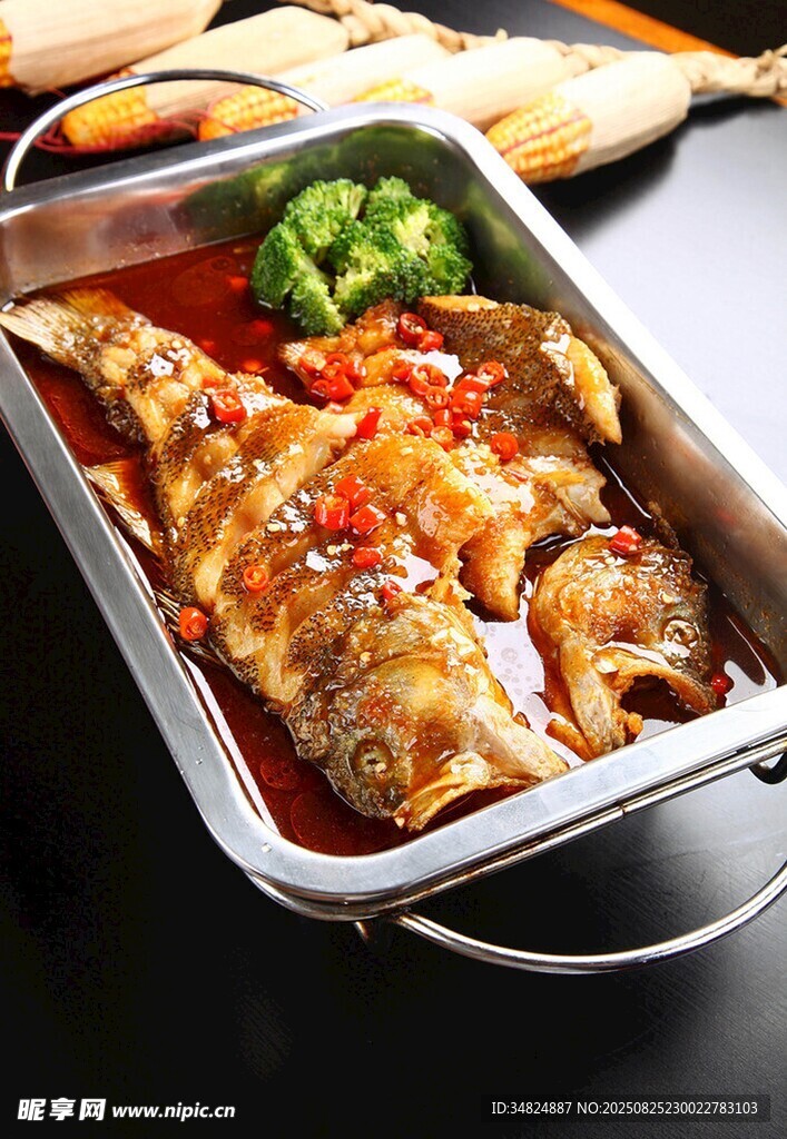 美味香辣烤魚配新鮮蔬菜
