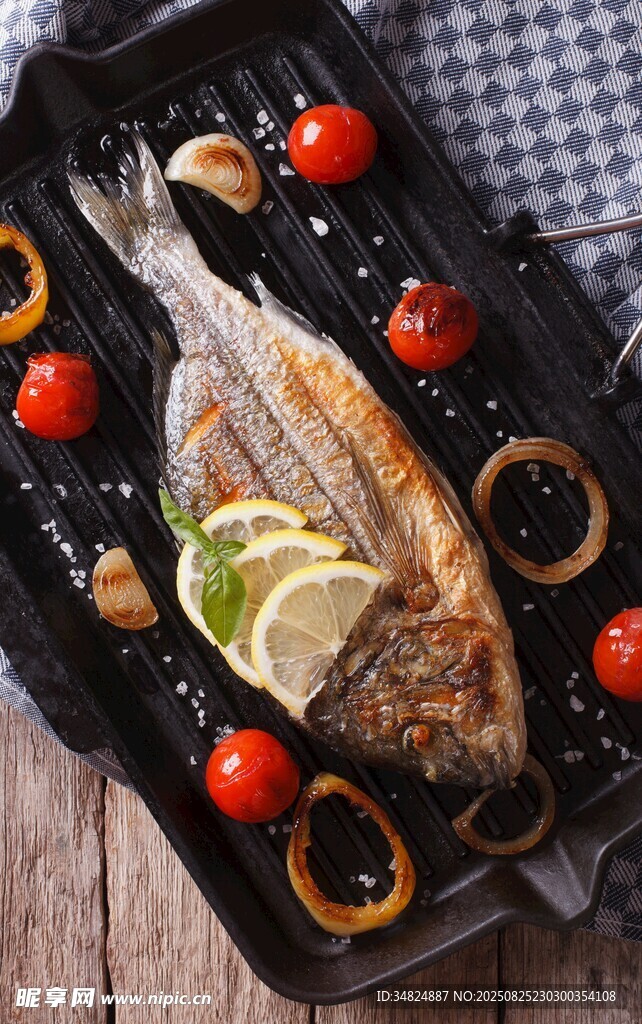 烤盤中的美味檸檬烤魚