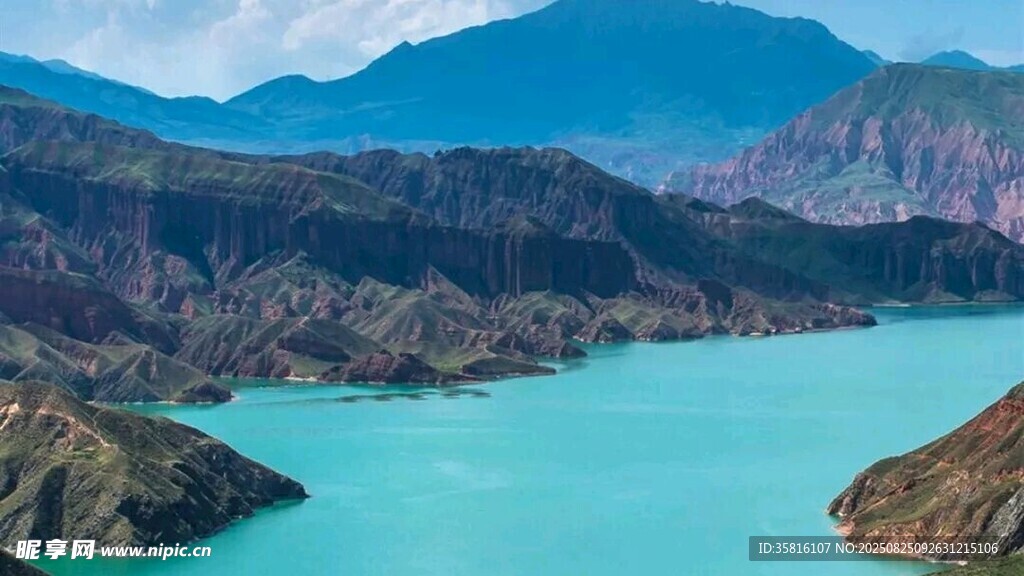 碧藍(lán)湖水與壯麗山巒