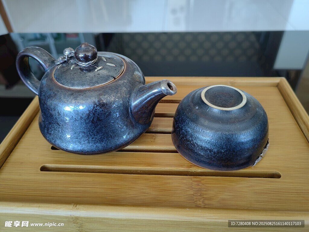 藍(lán)釉茶具置于竹制茶盤