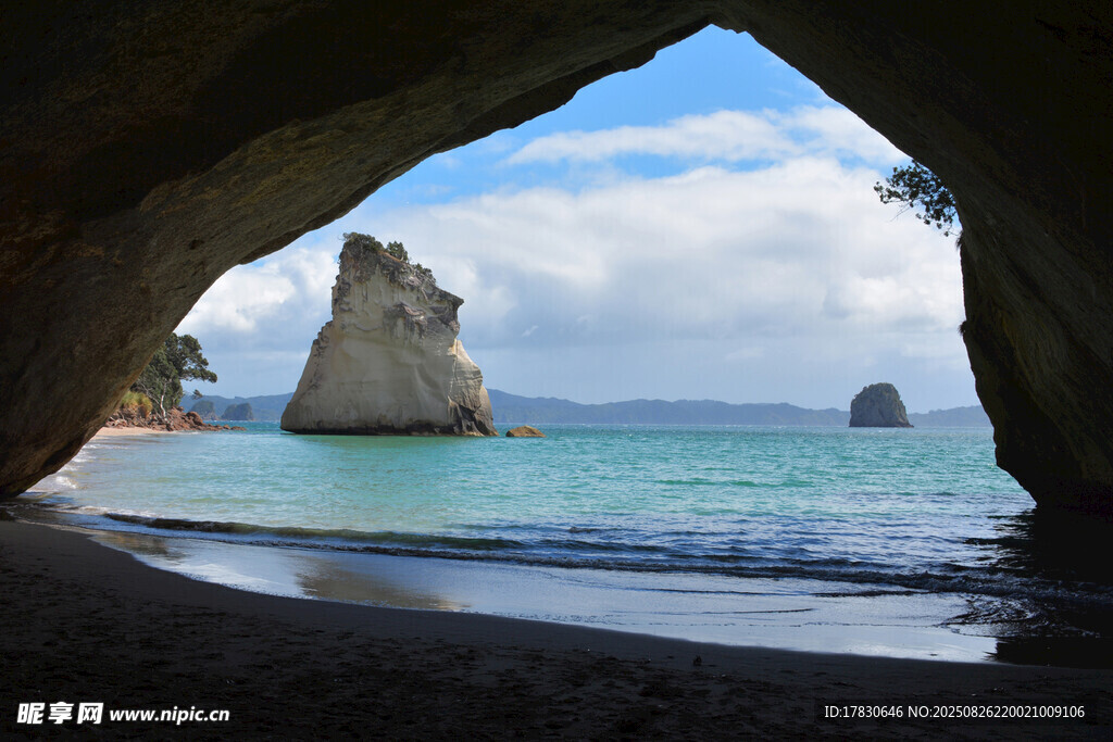 洞穴望海的美麗海岸風(fēng)景