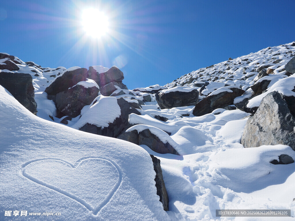 雪山上的陽光與愛心痕跡