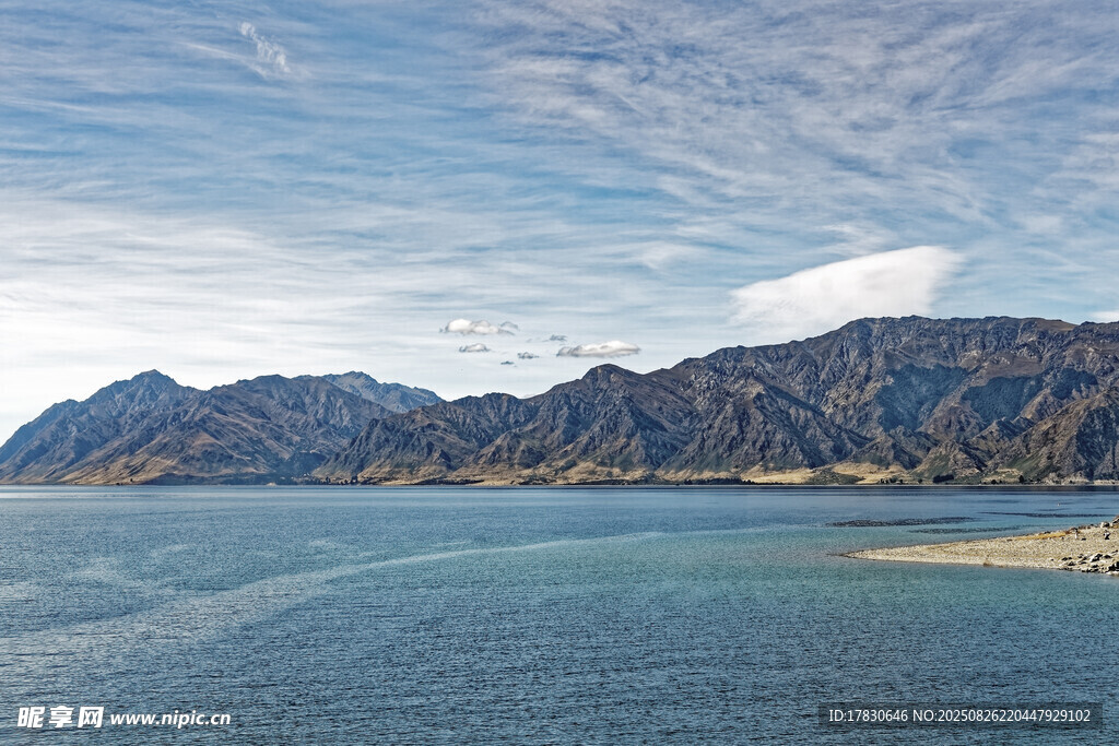 壯麗山水間的遼闊湖景